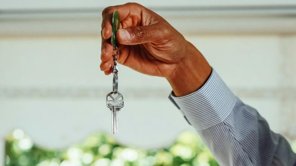 Des cadeaux d'affaires originaux : optez pour les porte-clés flamme personnalisables
